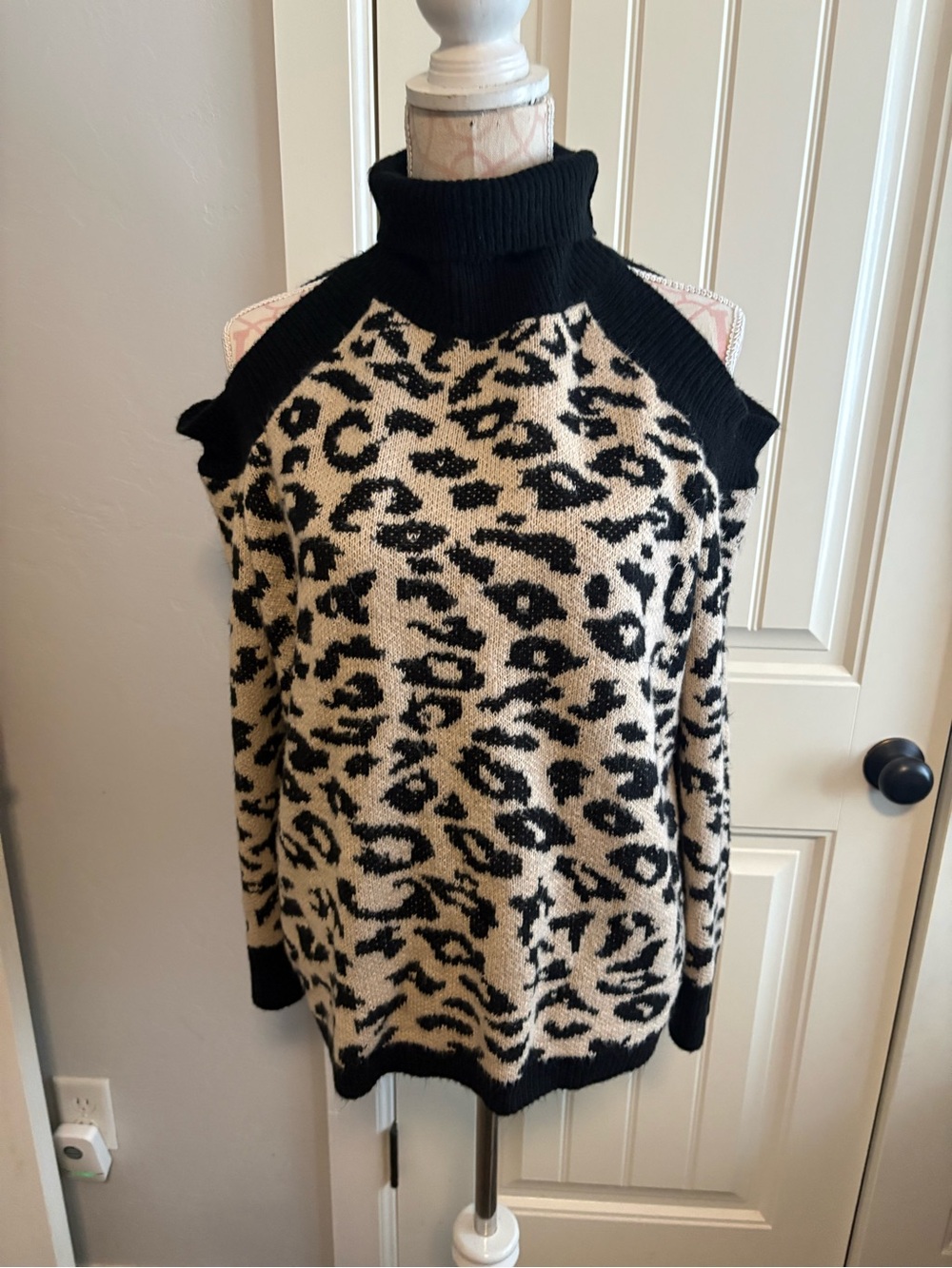 entro Black & Cream Leopard Cold-Shoulder Turtleneck Sweater